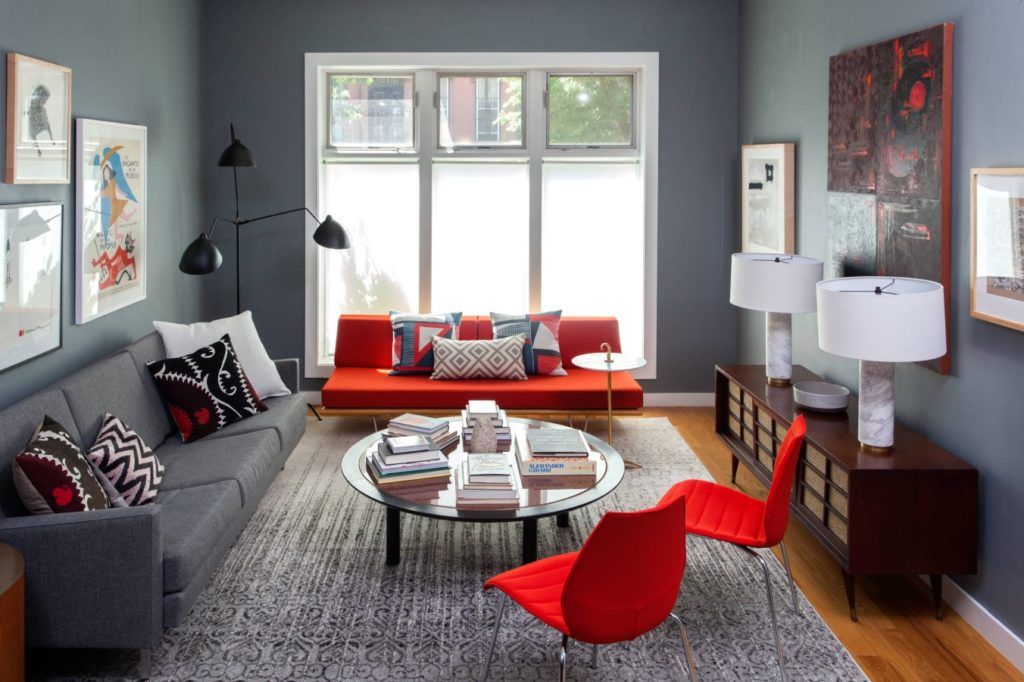 Красные акценты в серой гостиной